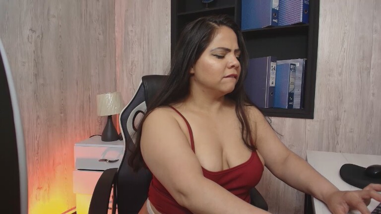 Rousee_sinnclair's Streamate show and profile